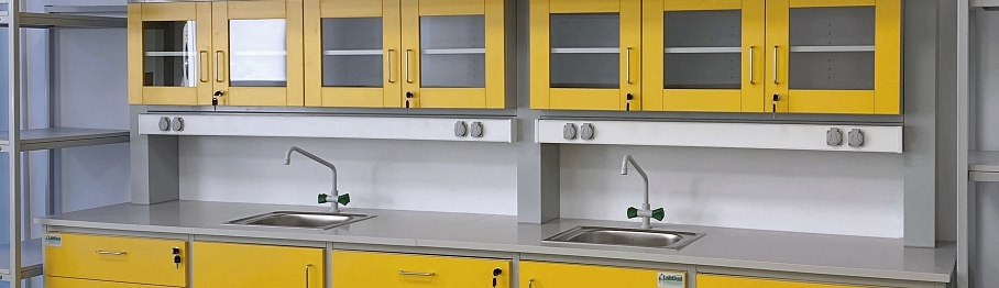 stoly laboratoryjne przyscienne z nadstawkami