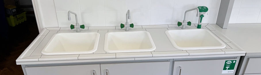 stoly-laboratoryjne-do-mycia