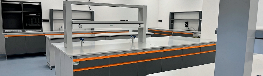 Meble laboratoryjne stoły przyscienne