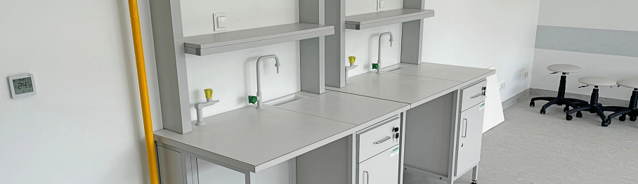 stoly przyscienne do pracowni chemicznej