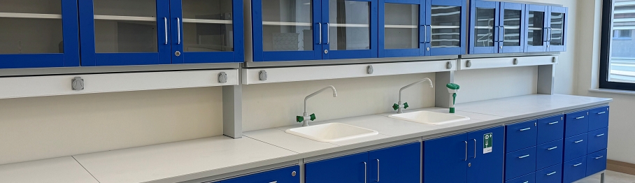stoly przyscienne do pracowni chemicznej