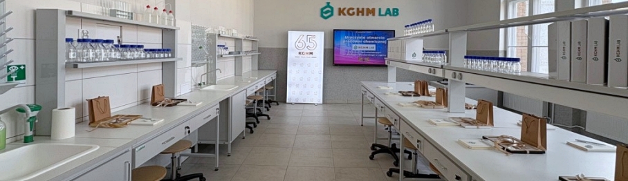 stoly laboratoryjne przyścienne i wyspowe do szkolnej pracowni chemicznej