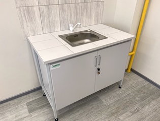 Szafka do mycia w szkolnej pracowni chemicznej
