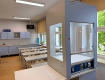 Dygestorium do pracowni chemicznej z przeszklonymi czterema ścianami