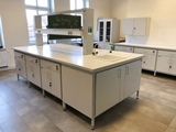 Stół laboratoryjny wyspowy z nadstawką kolumnową do pracowni chemicznej