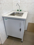 Stół do mycia szkła i naczyń laboratoryjnych do szkolnych pracowni chemicznych