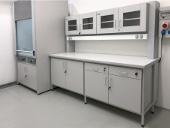 Stół laboratoryjny przyścienny z nadstawką szafkową i panelem z gniazdami el. 230V.