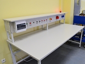 Stoły elektrotechniczne z konsolą.