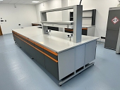 Stoły laboratoryjne wyspowe z instalacją sprężonego powietrza 