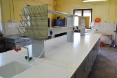 Stół laboratoryjny wyspowy ze stanowiskiem do mycia
