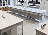 Stół laboratoryjny wyspowy do szkolnej pracowni chemicznej 16-to stanowiskowy z instalacją wody.