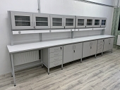 Stół laboratoryjny z nadstawką szafkową, gniazdami el. 230V