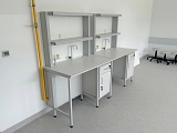 Stoły laboratoryjne 1-osobowe do pracowni chemicznej.