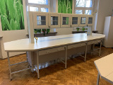 Stół laboratoryjny wyspowy z nadstawką szafkową do szkolnej pracowni chemicznej