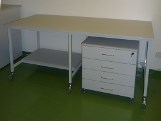 Stół laboratoryjny pod aparaturę mobilny