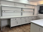 Stół laboratoryjny z nadstawką półkową, gniazdami el. 230V