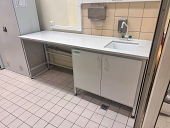 Stół laboratoryjny przyścienny ze zlewem ceramicznym i blatem z konglomeratu kwarcowego.