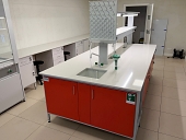 Stół laboratoryjny wyspowy z blatem z konglomeratu kwarcowego.