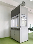 Dygestorium stacjonarne do szkolnej pracowni chemicznej z filtrem węgla aktywnego oraz instalacją gazu miejskiego.