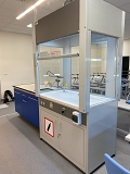 Dygestorium metalowe do pracowni chemicznej z przeszklonymi czterema ścianami