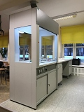 Dygestorium szkolne przeszklone z czterech stron do pracowni chemicznej